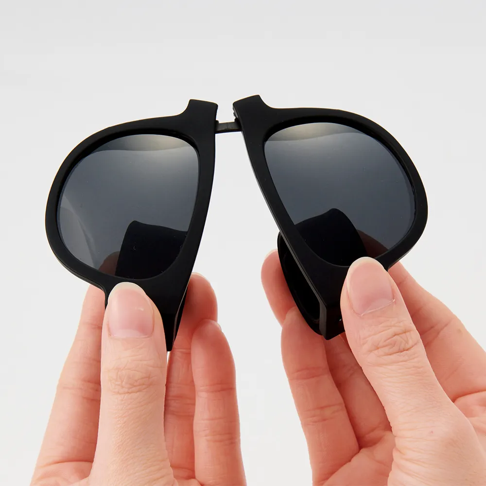 クルっと巻き付くサングラス