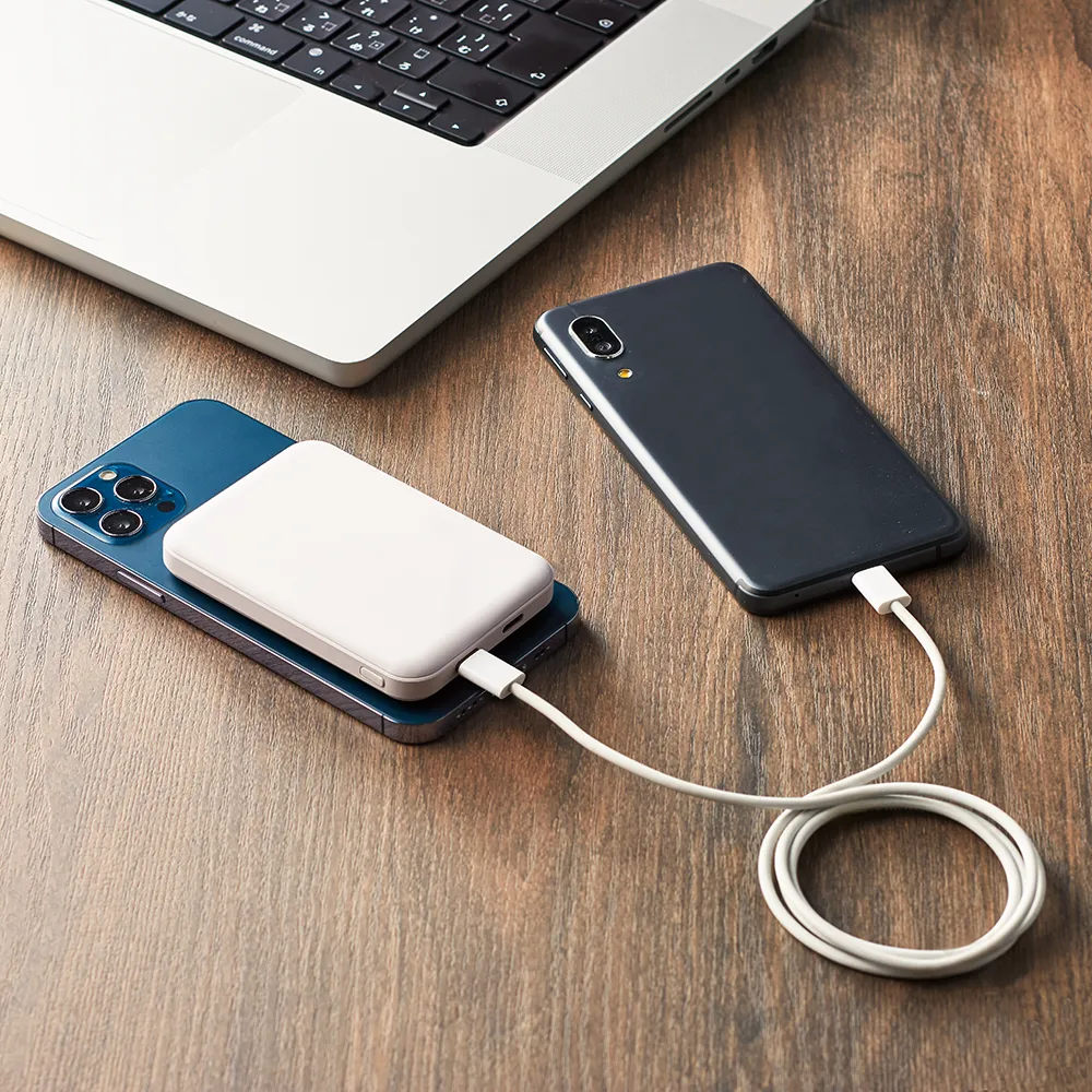 ワイヤレス充電対応マグネット式モバイルバッテリー5000